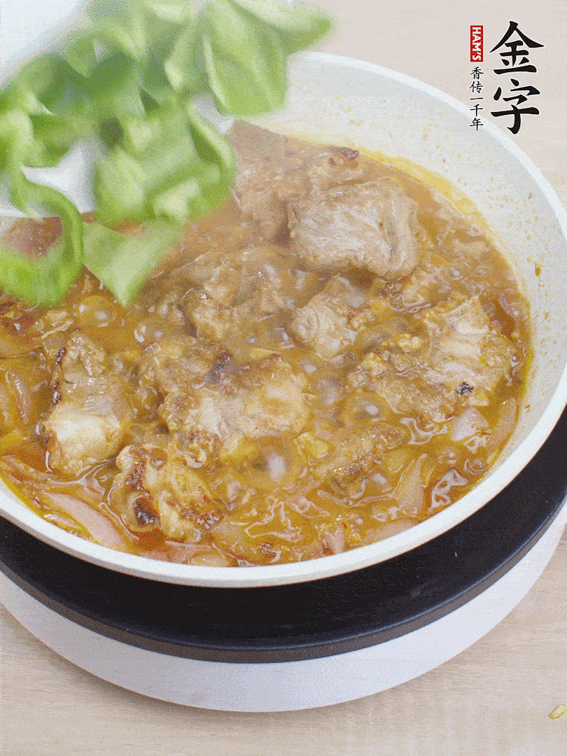 下青椒，翻炒炒至湯汁收干。