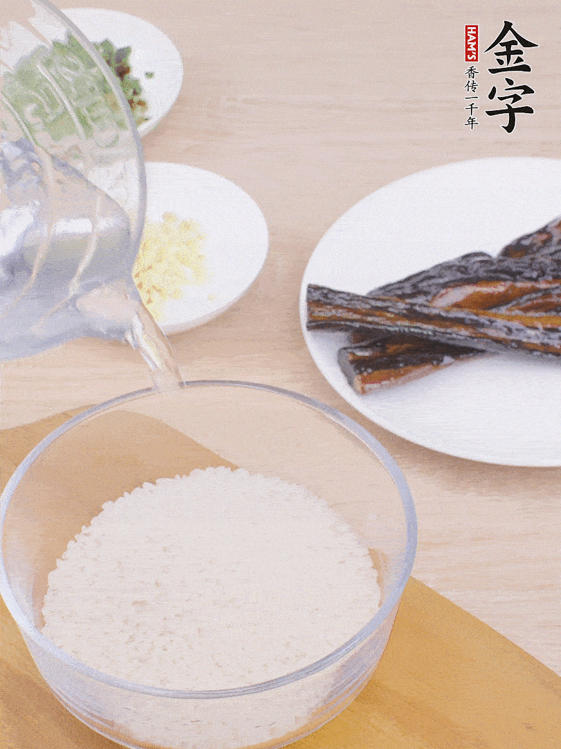 大米提前用清水浸泡1小時(shí)。