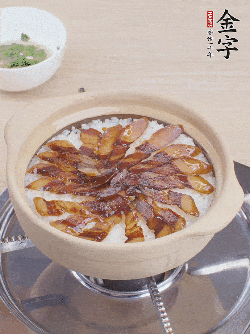 快收水時(shí)，鋪醬油肉，鍋邊淋點(diǎn)油，轉(zhuǎn)動(dòng)砂鍋，燜煮2分鐘。