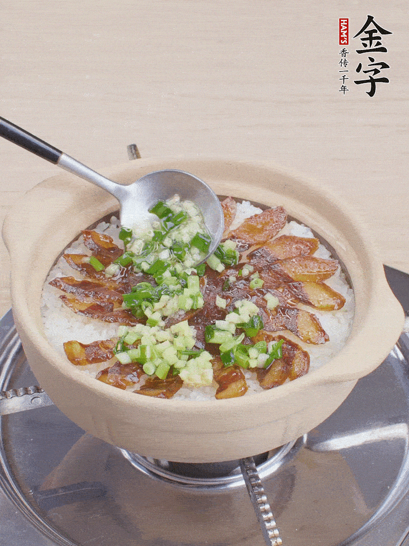 倒蔥姜醬再燜1分鐘。（也可以淋點(diǎn)生抽）