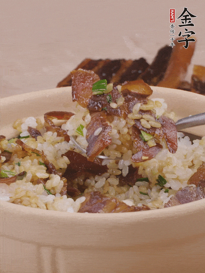 揭蓋后撒點(diǎn)蔥花裝飾，趁熱拌勻。