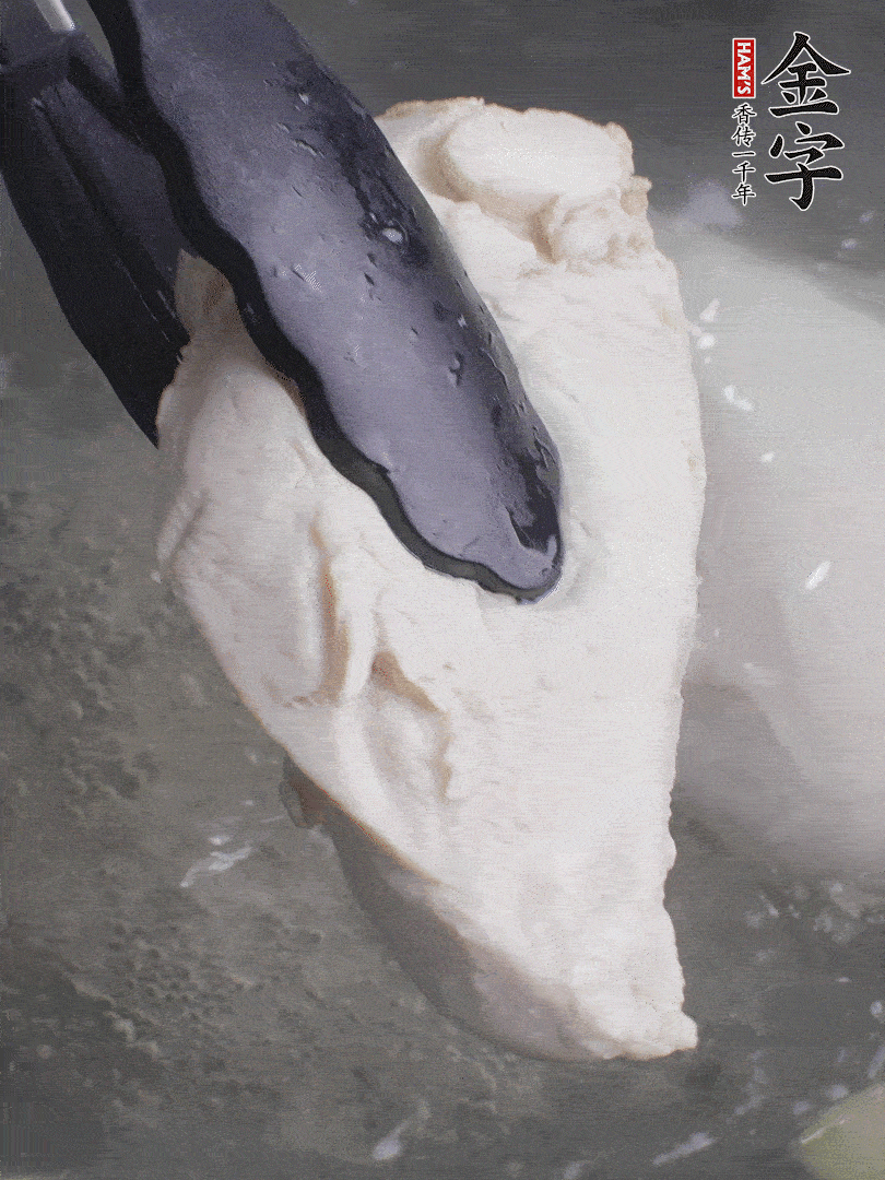 雞胸肉冷水下鍋，加姜片煮熟。過冰水撕成細絲。