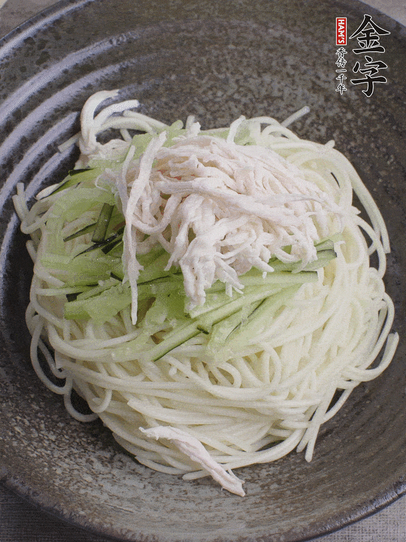 堿水面（熟）倒入大碗中，鋪上黃瓜絲、雞絲。