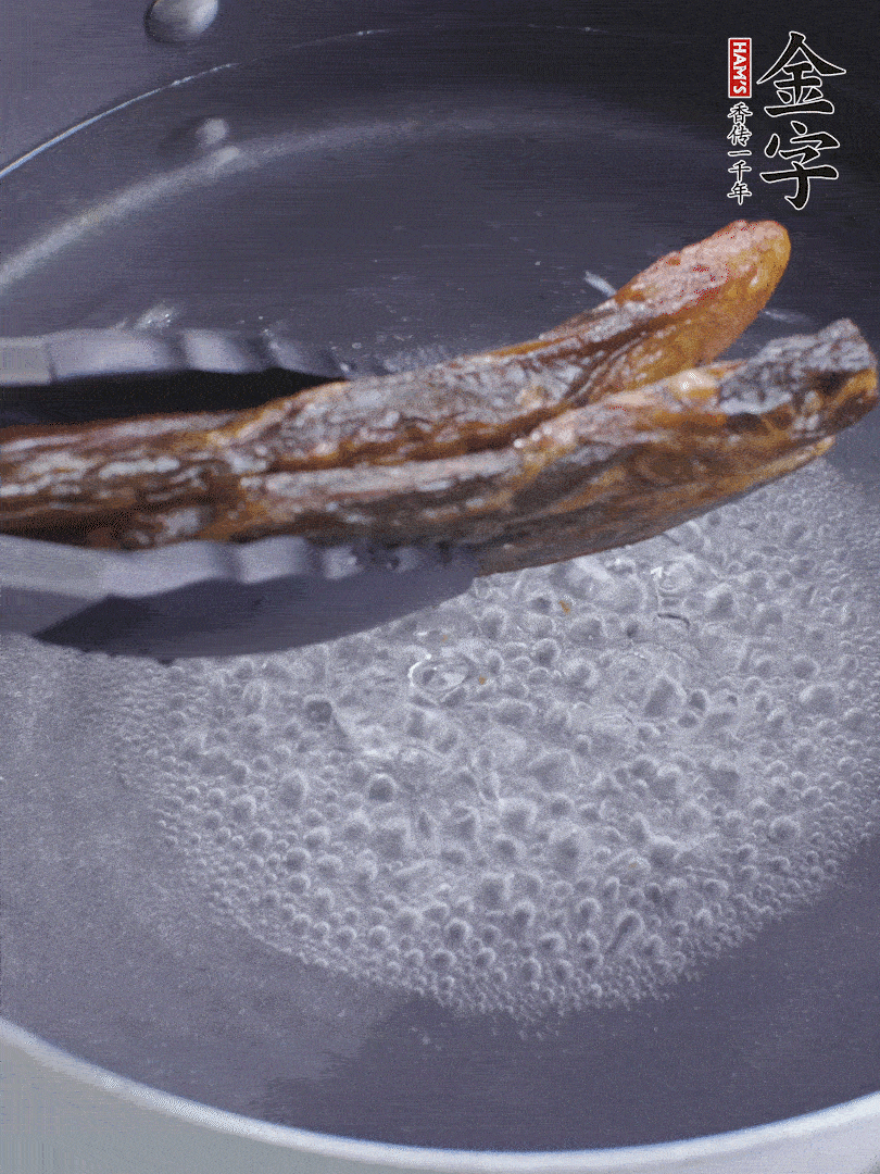 金字醬油肉水煮15分鐘，切薄片。