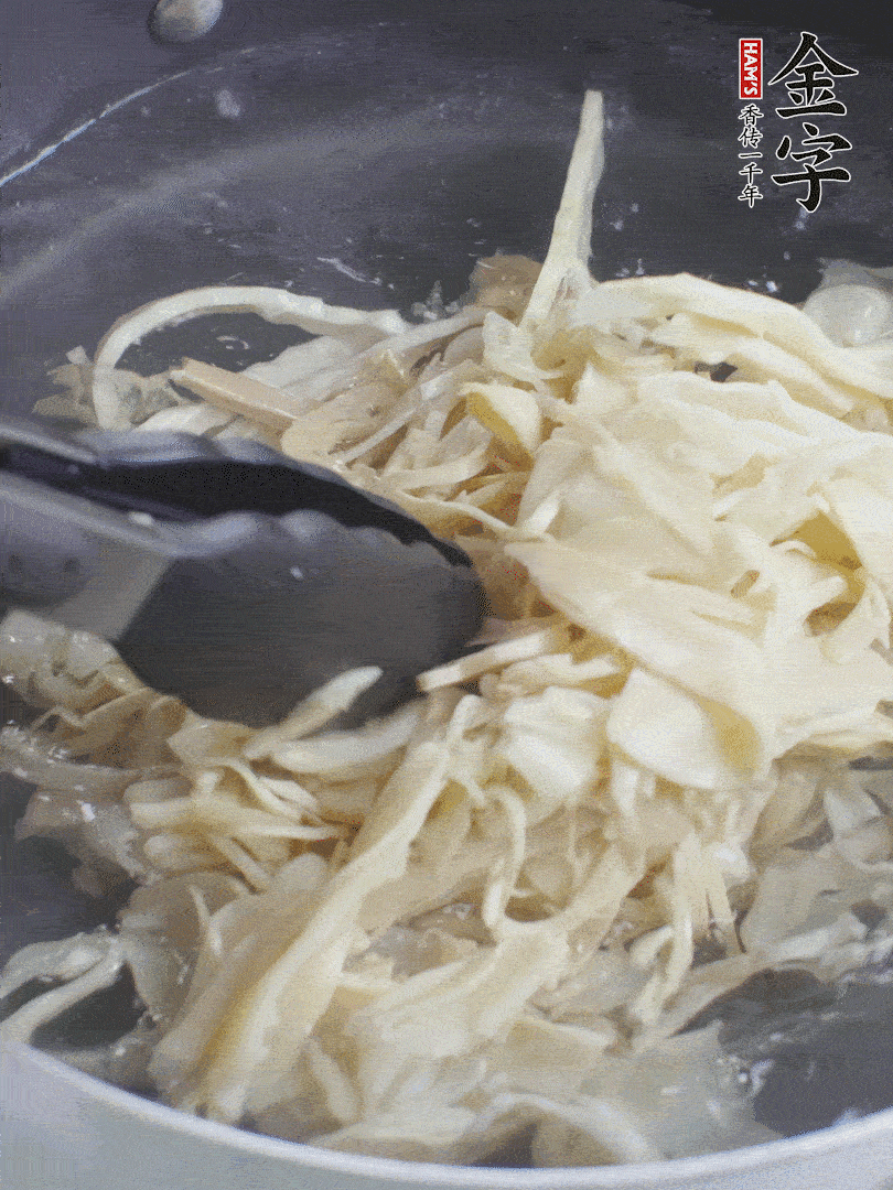 糯米筍焯水1分鐘，過(guò)涼水，擠干水份。