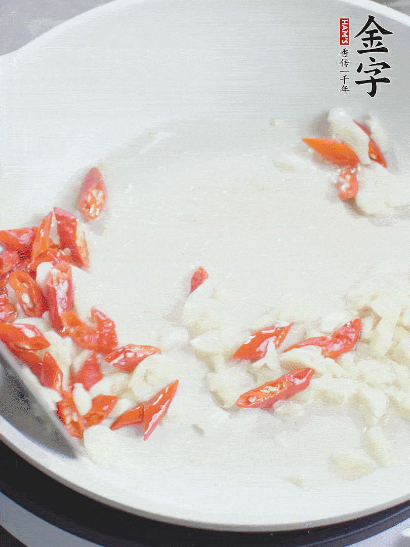 冷鍋熱油，下辣椒、大蒜煸香。