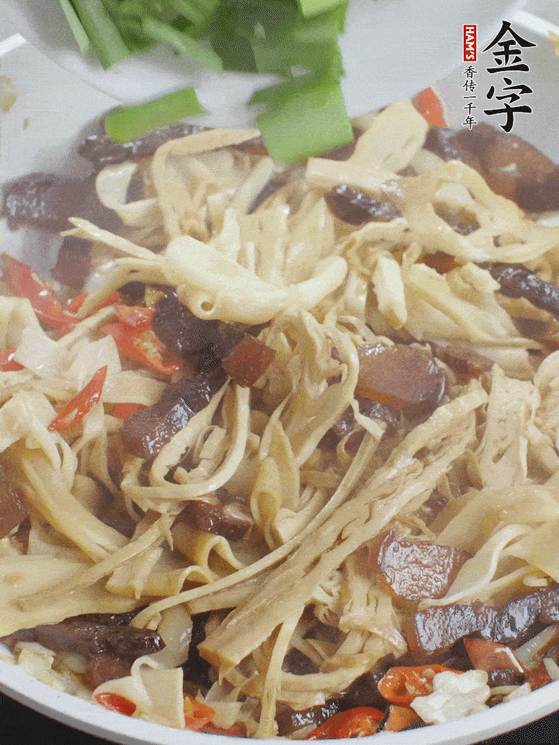 翻炒均勻，下蒜葉。