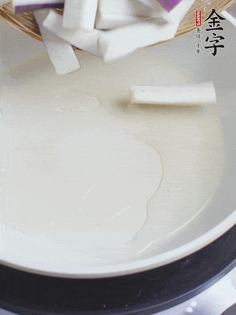 杭茄洗凈去蒂，縱向剖成4份，切成長10cm左右的段。白洋蔥切絲?？谀⑾磧羧サ舯?。紅椒切菱形片。