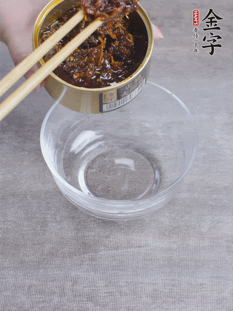 金字火腿大師醬2勺、醬油1勺、白砂糖1/2勺調(diào)勻。