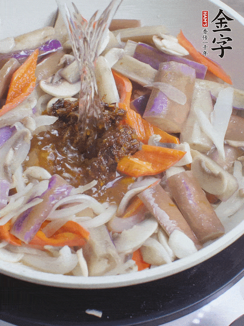 下茄子、口蘑，淋入料汁，加熱水份收干。