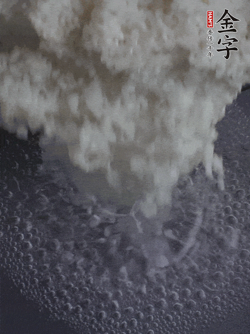 浸泡好的大米，沸水下鍋煮5分鐘，撈出瀝干。