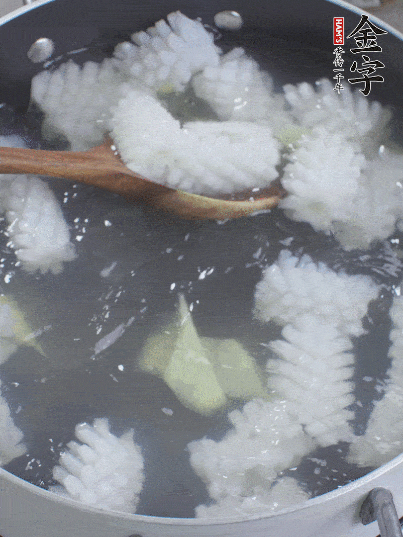 魷魚解凍后，加姜片、料酒汆燙30秒。