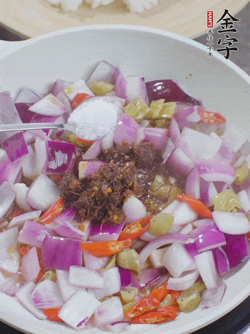 加1大勺金字火腿大師醬、2勺生抽、1勺糖，翻炒。