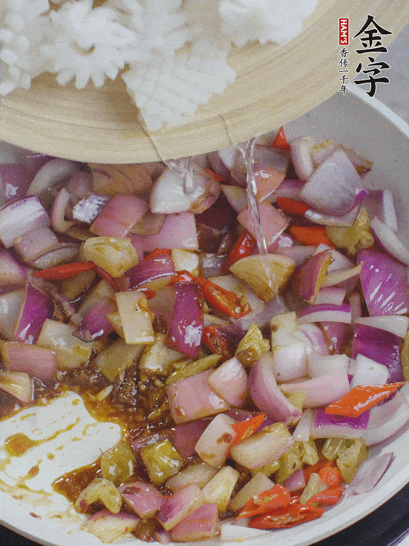 下魷魚花，2勺料酒炒勻。