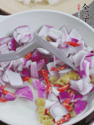 冷鍋熱油，下洋蔥、小米辣、泡椒，炒出香味。