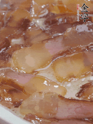 油5成熱，醬油肉煸香。