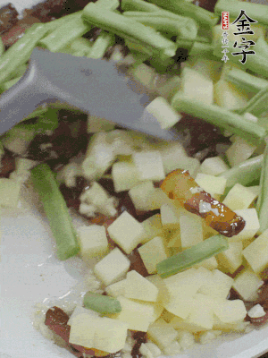 下蒜末、豆角、土豆塊翻炒。