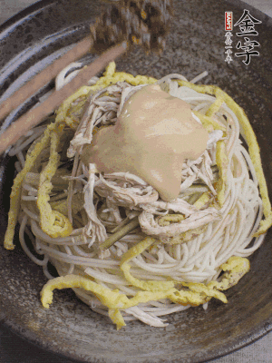 生抽1勺、醋1勺、芝麻醬1勺、金字火腿大師醬1勺。