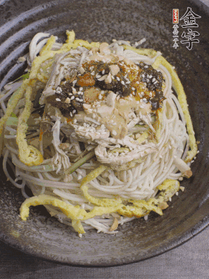 撒上花生碎、白芝麻、蔥花。