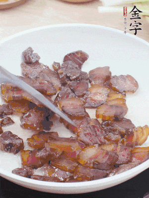 熱鍋少油，醬油肉煸出油脂，盛出。