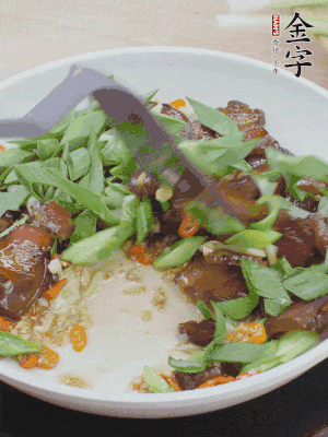 倒蒜葉翻炒均勻。