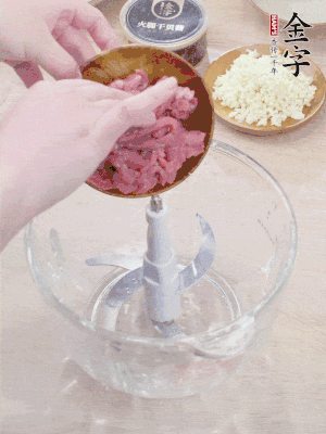 牛肉攪成牛肉泥。