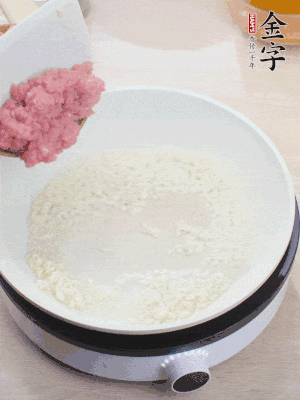 鍋內(nèi)熱油，蒜泥、牛肉泥炒至酥香。