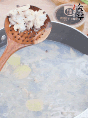 沸水下花蛤肉、姜片、料酒焯水。