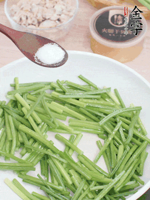 起鍋熱油，下韭菜苔炒至變色。加少許鹽。