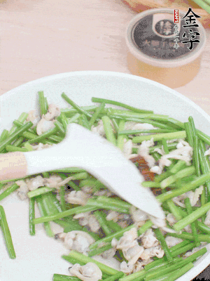 再下花蛤肉、1勺金字火腿干貝醬翻炒攪勻。