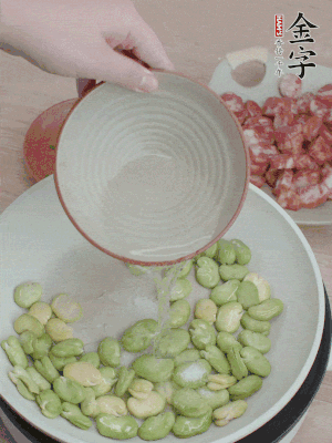 鍋中少油，下蠶豆略炒，加1/2勺鹽、一點(diǎn)糖、少許水炒勻。