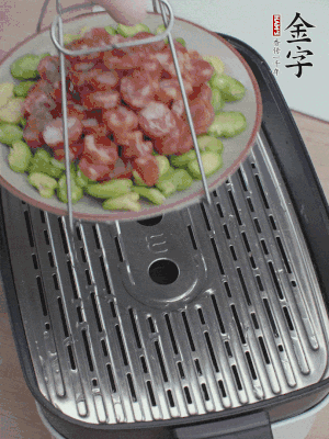 蠶豆鋪底，香腸鋪上，上鍋蒸15分鐘。