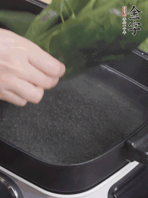 粽葉入沸水煮1分鐘，翻面再煮1分鐘，清洗干凈加水浸泡。