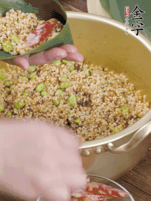 兩片粽葉1/2處葉尾相疊，中間卷成圓錐后裝入餡料。