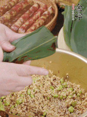 粽葉往下折，完全蓋住，兩側(cè)捏緊。
