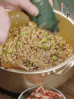 再附一張粽子，一齊向后折疊，線繩捆綁。