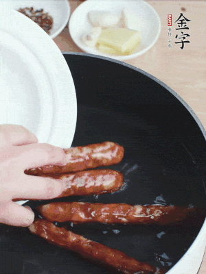 金字香腸水煮15分鐘，撈出切薄片。