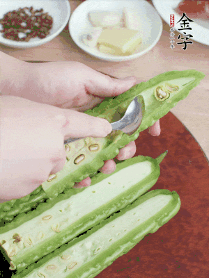 苦瓜去籽切薄片，一點鹽拌勻，10分鐘后沖洗控干。香蔥切蔥花、姜切末、蒜拍碎、干辣椒切圈。