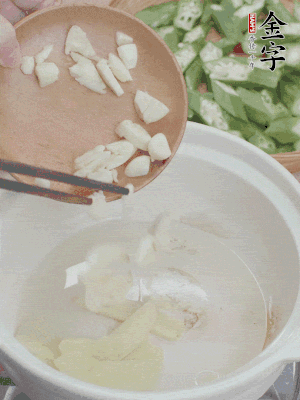 砂煲熱油，姜蒜、辣椒煸香。