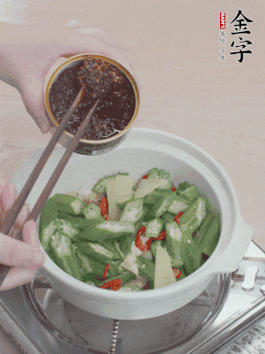 加1勺金字火腿干貝醬、1/2勺生抽攪拌均勻。