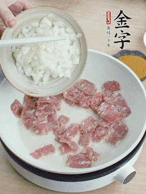 依次下洋蔥、紅菜椒、豌豆粒、玉米粒翻炒均勻。