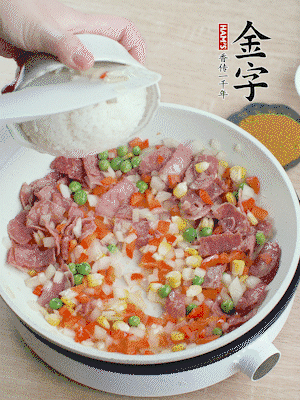 放米飯炒至顆粒分明。