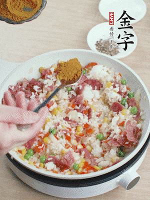 1勺咖喱粉、1/2勺鹽，少許黑胡椒碎炒均。