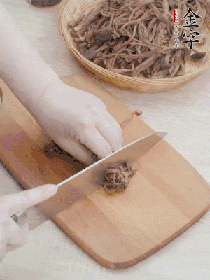 干茶樹(shù)菇浸泡過(guò)夜，去老根焯水，擠干水份。