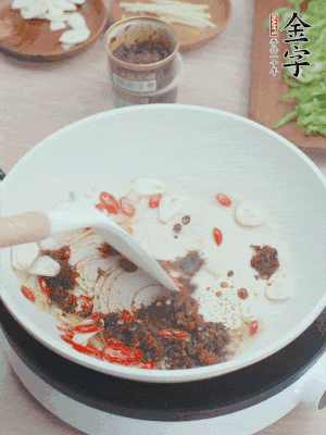 熱鍋涼油，姜蒜、辣椒、金字火腿xo醬炒香。