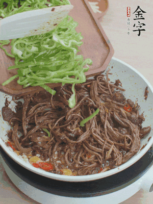 水分煸干，下青椒絲快炒1分鐘。