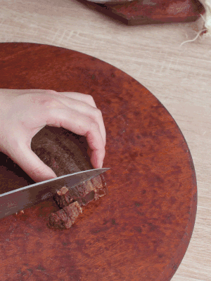 金字臘肉水煮15分鐘，切片。