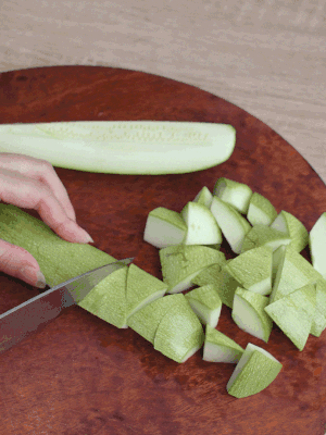 西葫蘆去籽縱向切成4份，斜切成厚片。
