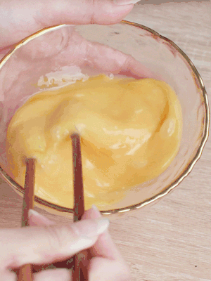 雞蛋調(diào)入少許黃酒打散。