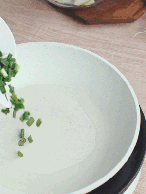 熱油下臘肉、蔥花煸炒，再下西葫蘆。